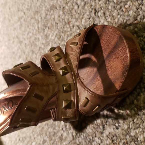 **LIGHTLY WORN** XOXO Wood and Leather Heeled Sandals with Gold Studs Size 7 US - Picture 4 of 4